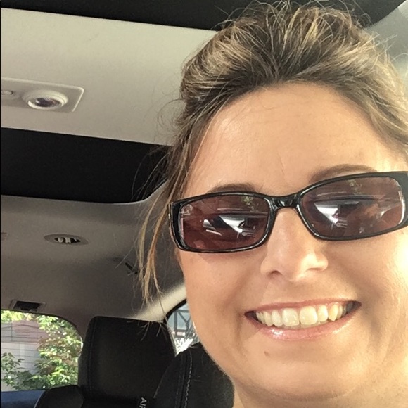 Meet your Posher, Laura - Picture 1 of 1